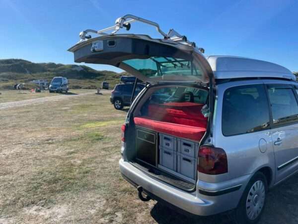 SEAT Alhambra Campingbox - Heckausbau - SEAT Alhambra Camper eingebaut in VW Sharan Nah von Rechts