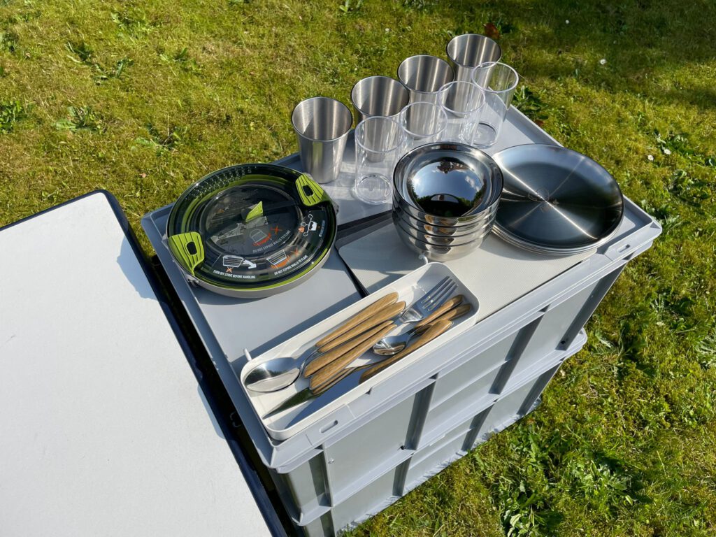 Tragbare Campingküche in einer Box mit Kochfeld und Spüle
