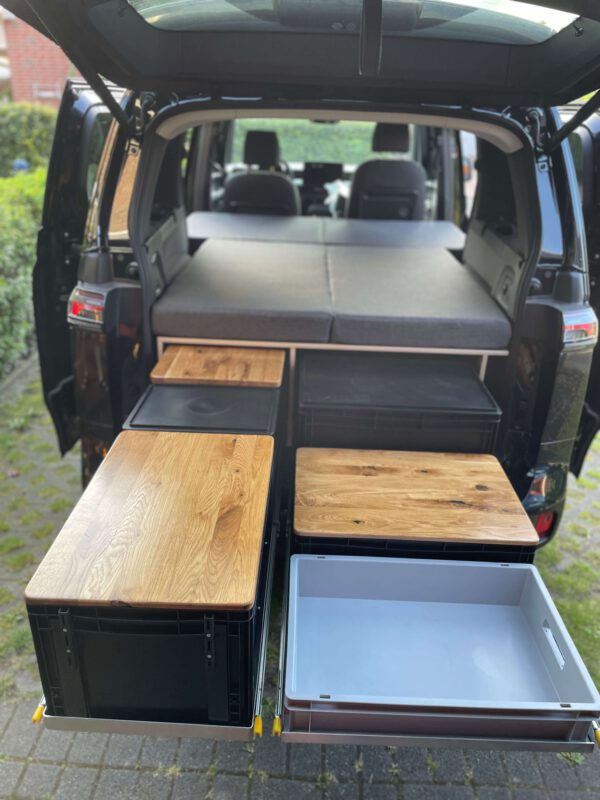 ID BUZZ Camper mit ausgezogener Camingbox - Camping im VW ID BUZZ